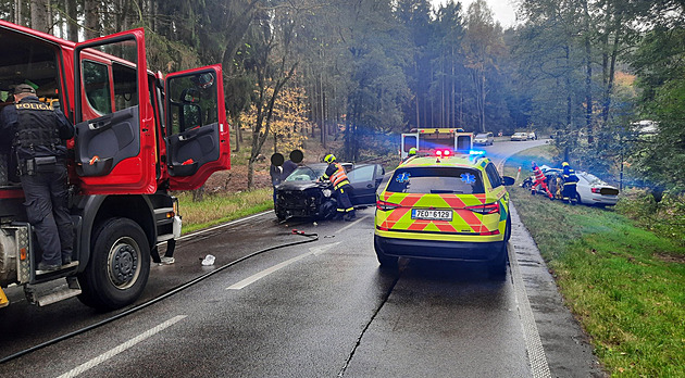 Při nehodě u Hlinska se zranilo šest lidí, silnice byla neprůjezdná