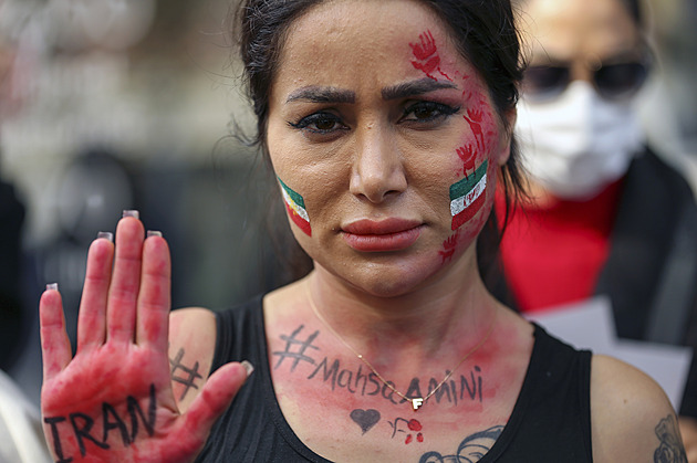 Deset let vězení za nevhodné oblečení. Írán zpřísnil pravidla pro ženy