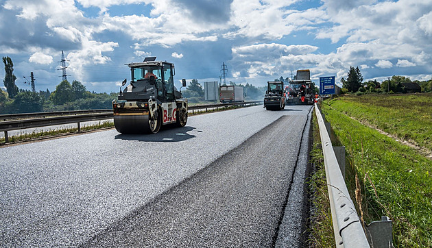 Asfaltování skon�ilo první �íjnový den. Opravenou pravou �ást p�ivad��e chce...