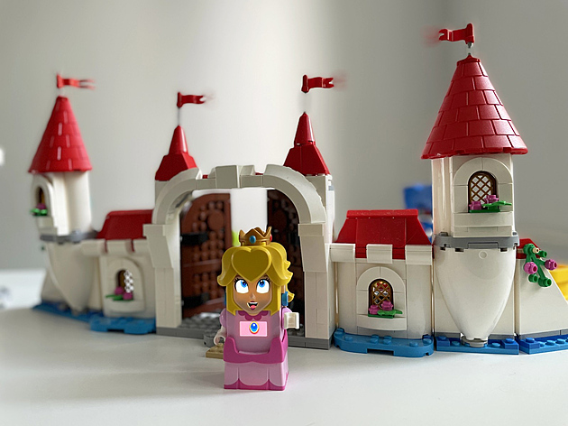 Lego Mario se rozrostlo o princeznu Peach. Její hrad vypadá parádně