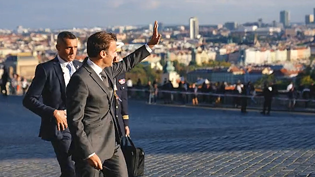 Macron ukázal video z Prahy, hraje v něm roli hlavní hvězdy summitu