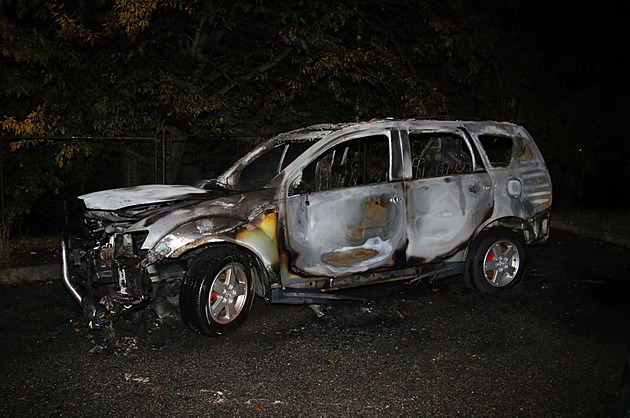 Na českokrumlovském sídlišti někdo zapálil auto, shořelo i další vedle něj