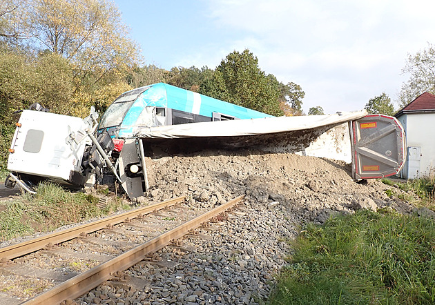 Trať u Meziříčí stále stojí, střet vlaku a náklaďáku poškodil koleje i přejezd