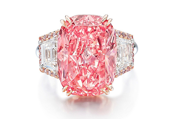 V Hongkongu dražili růžový diamant. Prodal se za více než 57 milionů dolarů