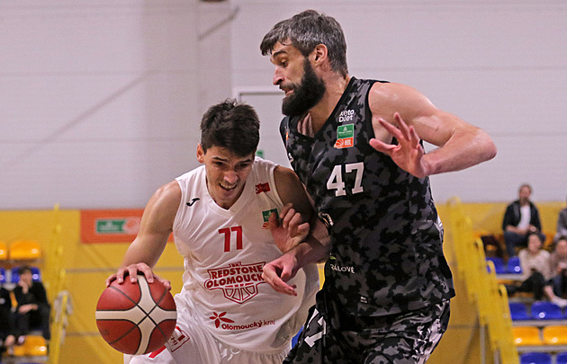 Povzbuzení hradeckých basketbalistů po průvanu: skvělý poločas a výhra