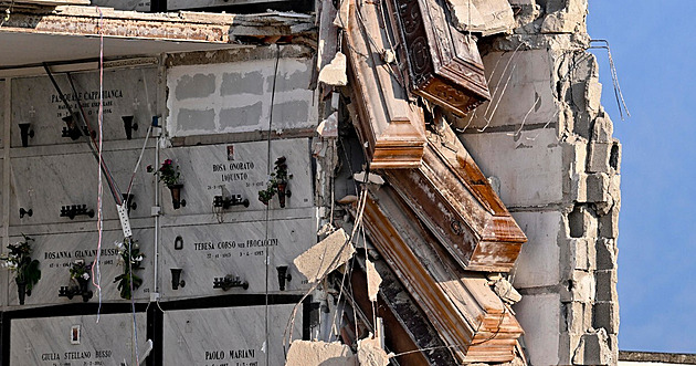 Rakve visící ve vzduchu. V Neapoli se rozpadla zanedbávaná hřbitovní stavba