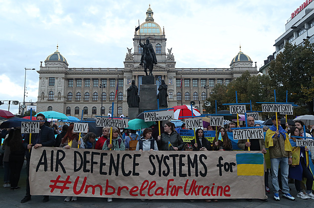 Na Václaváku protestovali Češi i uprchlíci proti ruskému bombardování Ukrajiny