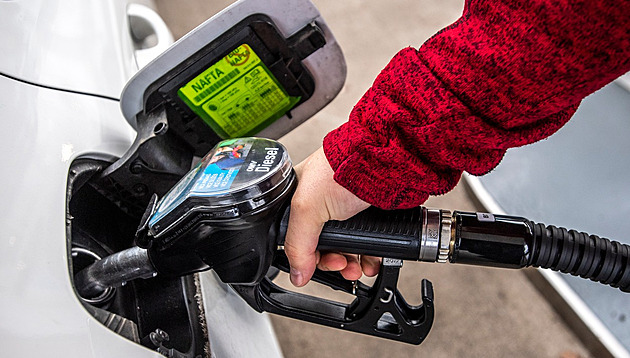 Ceny paliv v Česku dál klesají, benzin je nejlevnější od konce května