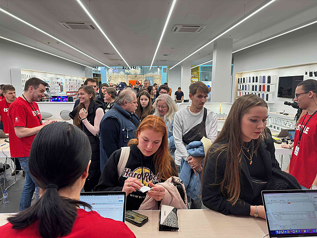 Fronta až k metru. V Praze otevřela nová prodejna, připomíná Apple Store