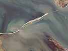 Pokozený Kerský most na satelitních snímcích spolenosti Maxar (8. íjna 2022)