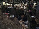 Ukrajintí vojáci na inspekci oputných ruských zákop v Chersonské oblasti...