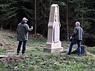 Do obnovenho pomnku pobl Mnichova u Marinskch Lzn se vrtila urna s...
