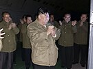 Severokorejský vdce Kim ong-un osobn dohlíí na odpálení dvou strategických...