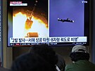Odpálení severokorejských raket dlouhého doletu sledovali lidé na obrazovce na...
