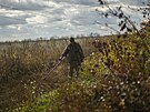 Ukrajintí vojáci hledají u vesnice Hrakove miny. (13. íjna 2022)