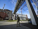 Ruský voják hlídkuje v areálu ukrajinské Záporoské jaderné elektrárny. (9....