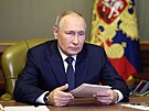 Ruský prezident Vladimir Putin pi videokonferenci v pondlí dopoledne. Ve...