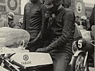 V roce 1966 byl Read v Brn favoritem závodu do 125 ccm. Na startu stojí vedle...