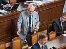 Na jednání Poslanecké snmovny pichází Vlastimil Válek. (11. íjna 2022)