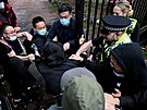 Brittí policisté odtahují od bran ínského konzulátu v Manchesteru...