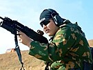 Nezletilí synové eenského vdce Ramzana Kadyrova procházejí vojenským...