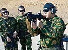 Nezletilí synové eenského vdce Ramzana Kadyrova procházejí vojenským...