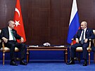 Turecký prezident Recep Tayyip Erdogan se bhem summitu v Astan seel s ruským...