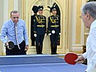Turecký prezident Recep Tayyip Erdogan si bhem summitu v Astan zahrál ping...