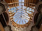 Prosklená střecha poutního kostela v Neratově v Orlických horách prochází...