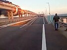 Na Kerském most, který spojuje Rusko a Krym, hoela cisterna. (8. íjna 2022)