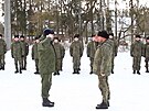 Rutí vojáci pi nástupu po píjezdu na cviení v Blorusku (24. ledna 2022)