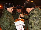 Ruský dstojník ochutnává tradiní chléb se solí na uvítanou po píjezdu na...