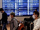 Zahraniní turisté na letiti v Tokiu poté, co se zem po skonení covidové...