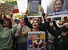 Podporu Íránu vyjadují svoláváním protestních akcí lidé v tureckém Istanbulu....