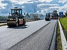 Asfaltov�n� skon�ilo prvn� ��jnov� den. Opravenou pravou ��st p�ivad��e chce...