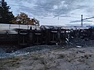 V Poíanech vykolejil nákladní vlak. Lokomotiva a dv cisterny zstaly leet...