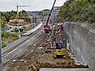 Na vznikaj�c� �elezni�n� zast�vce Plze�-Slovany nyn� stavebn� d�ln�ci zpev�uj�...