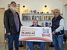 Plze�sk� DJ Petr B�ezina z�skal dar 76 tis�c korun. Vlevo je starosta Slovan...