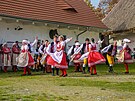 Folkl�rn� soubor p�sn� a tanc� Jiskra vystoupil na Svatohavelsk�m posv�cen� v...