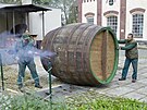 Bedn��i z Plze�sk�ho Prazdroje smolili velk� le��ck� sudy. (18. 10. 2022)