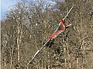 Kluz�k p�ist�l ve v�tv�ch strom� ve str�ni u Koterova. Pos�dce museli pomoct...