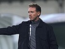 Julian Nagelsmann, trenér Bayernu Mnichov, udílí pokyny svým svencm v utkání...