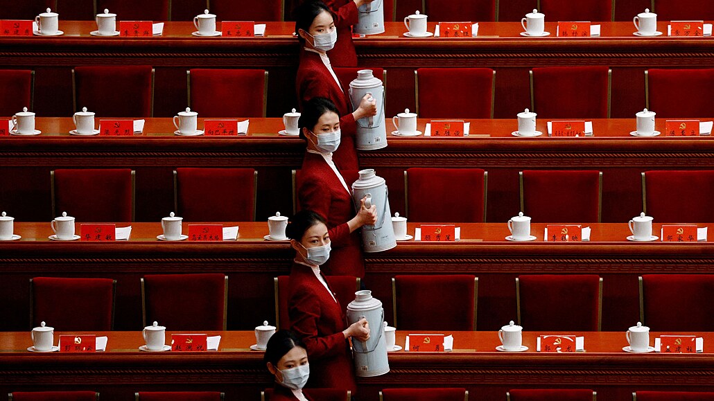 Peking. Dvacátý sjezd Komunistické strany �íny vybírá nové vedení zem�. (16....