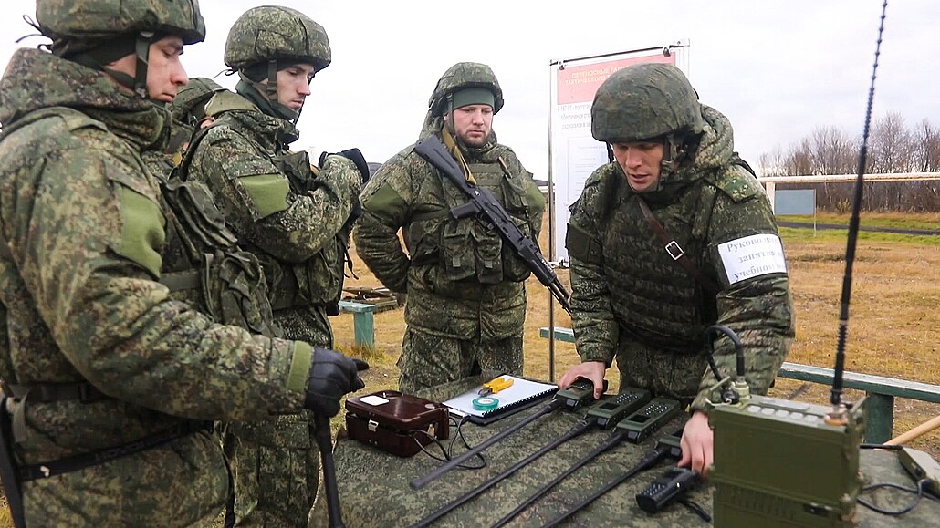 Mobilizovaní Rusové se úastní cviení na cviiti Východního vojenského okruhu...