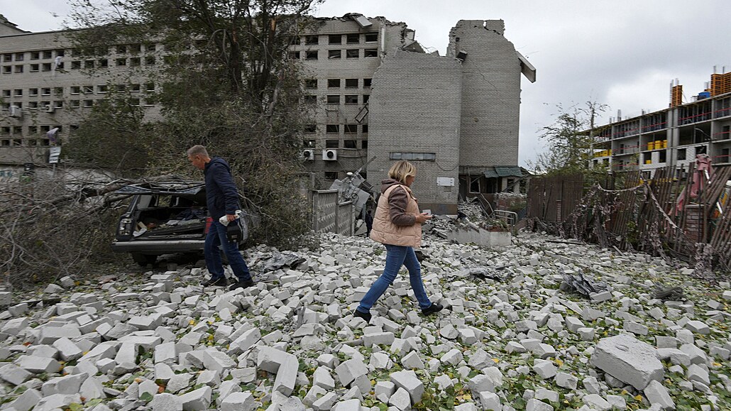 Budova poniená po ruském raketovém útoku na ukrajinské msto Dnipro (10. íjna...