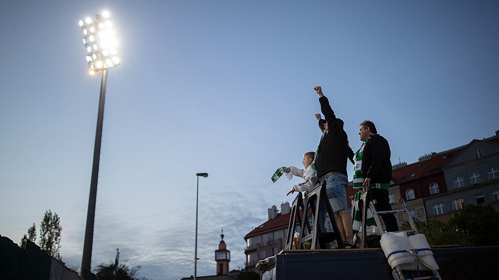 Fanou�ci sledují podve�erní fotbal na Bohemians.