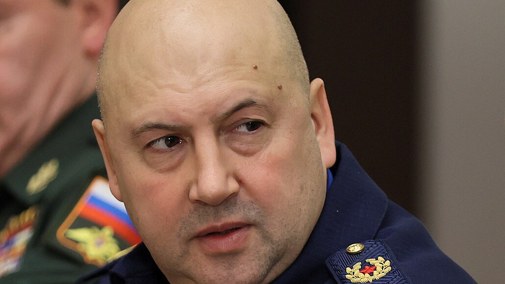 Velitel ruských invazních sil na Ukrajin Sergej Surovikin pi schzce s...