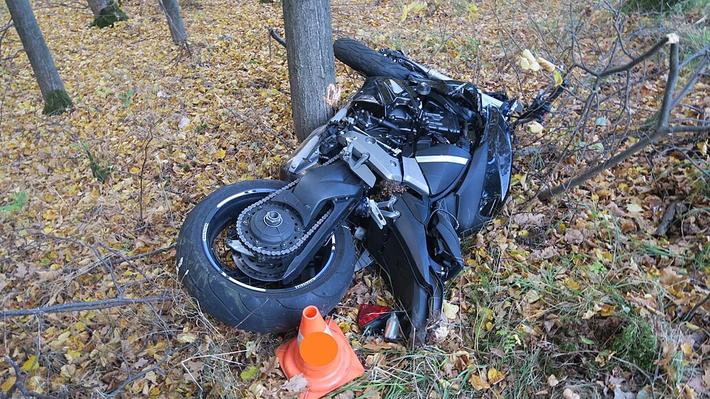 Motorká� nezvládl zatá�ku, vyjel ze silnice a narazil do stromu. Nehodu...