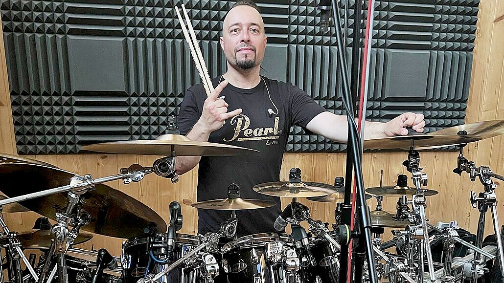 Martin �Marthus� �karoupka kombinuje hru na bicí a klávesy.