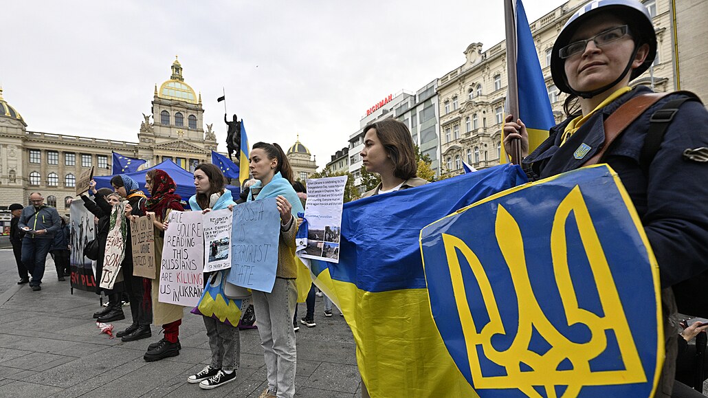 Nkolik stovek lidí v sobotu odpoledne dorazilo podpoit Ukrajinu na Václavské...